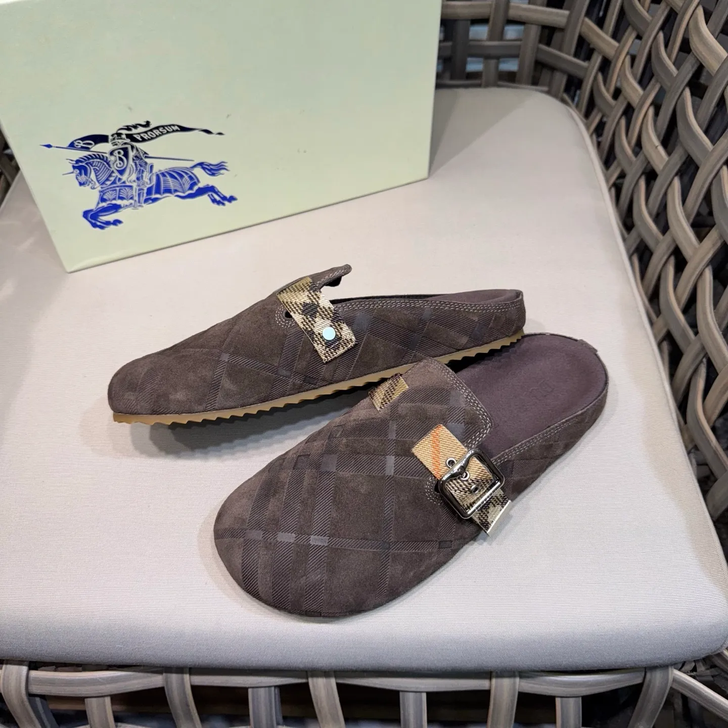 Men's Men's Shoes 💰360 [New Style] 🐝🐝Burberry New Burberry - Men's Checked Leather Urchin Half-Flop Sandal Made of soft suede cowhide and calfskin, these half-flop sandals feature an adjustable B-shaped buckle strap and are decorated with the signature sand-colored Burberry check in jacquard worsted. The upper wraps around the midsole and is paired with a sole made of the same upper material with an embossed logo on the heel and a wavy rubber outsole embellished with the Burberry lettering. Fashionable and casual! Comes with full set of original packaging dust bag! Code number: 39-40-41-42-43-44 standard code (38/45 can be customized and returns and exchanges are not supported)
